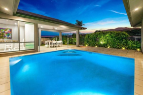 Family Paradise Elegant 4BR King bed Heated Pool and BBQ